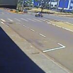 [動画0:09] 優先道路を渡るバイクに猛スピードのバイクが衝突