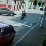 [動画0:35] 一時停止違反の車と衝突、バイク便が吹っ飛ばされる
