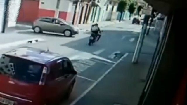 [動画0:35] 一時停止違反の車と衝突、バイク便が吹っ飛ばされる