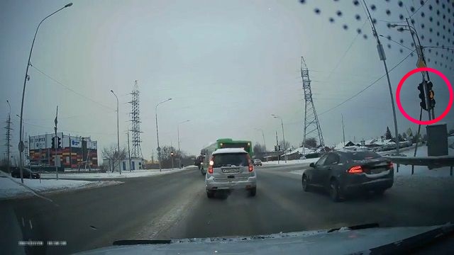 [動画0:32] 凍結した路面、信号の変わり目に滑り込んだ結果