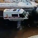 [動画0:14] トロトロと出てくるトラック、救急車が衝突してしまう