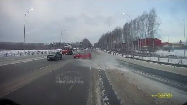 [動画0:35] 凍結路面で横滑り、カウンターをあてすぎてミキサー車に突っ込む