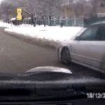 [動画0:21] 撥ねられた男性、一回転して雪にズボッ！！