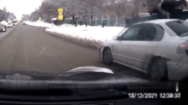 [動画0:21] 撥ねられた男性、一回転して雪にズボッ！！