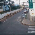 [動画0:46] 一方通行を逆走する車、交差点で衝突