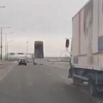 [動画0:47] ダンプトラック、荷台上げたまま走行して標識を破壊