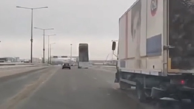 [動画0:47] ダンプトラック、荷台上げたまま走行して標識を破壊