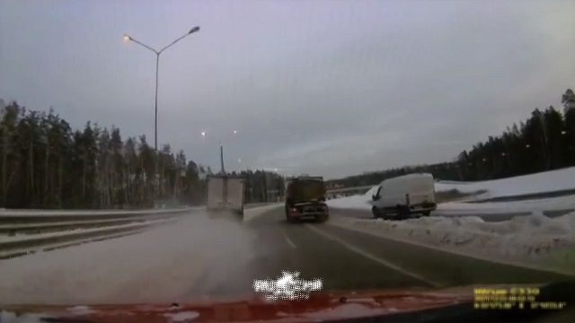 [動画0:28] 雪にハンドルを取られたトラック、ガードレールに突っ込む