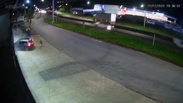 [動画0:37] 帰宅しようとした男性、飲酒運転の女に潰される