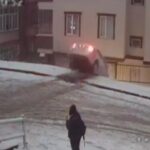 [動画0:33] 雪道の下り坂カーブ、曲がれずに道路から真っ逆さま