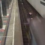 [動画0:10] 男性が地下鉄に飛び込む瞬間の映像