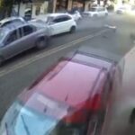 [動画1:01] 坂道を暴走する車、車両を吹っ飛ばして横転