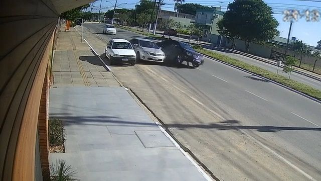 [動画0:57] 路上駐車、車が来ているのに走り出して衝突