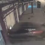 [動画0:14] 猛スピードの車、お店に突っ込む
