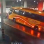 [動画0:21] バスターミナルのバス、突然バス待ちの人に突っ込む