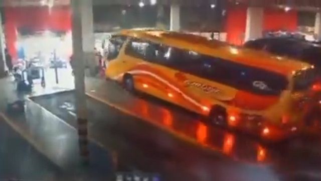 [動画0:21] バスターミナルのバス、突然バス待ちの人に突っ込む