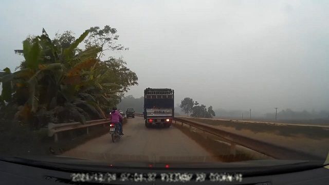 [動画0:27] バイクの女性、運転がひどすぎると話題に