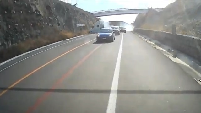 [動画1:00] 突然、後ろを走るトレーラーがジャックナイフ現象