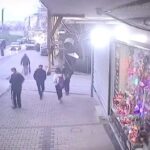 [動画0:30] バスを降りようとした女性、バスが発車してしまい転倒