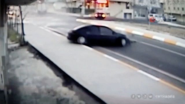 [動画0:39] トラックに弾かれた車、激しくスピン