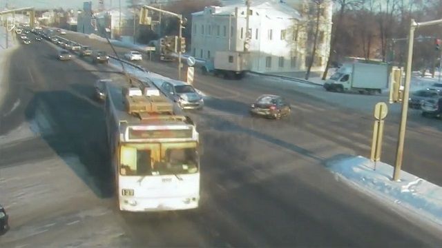 [動画0:34] トロリーバスが暴走！