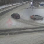 [動画0:47] 雪道でスリップ、信号機を倒す