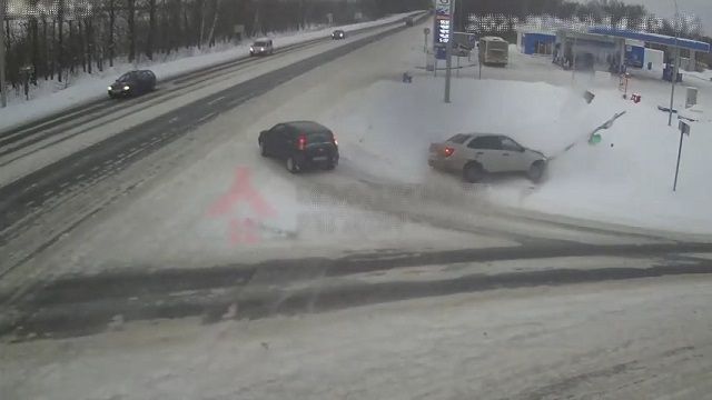 [動画0:47] 雪道でスリップ、信号機を倒す