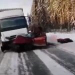 [動画0:20] 雪道でスピンしてトラックと衝突、幼い娘二人が残される