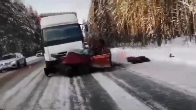 [動画0:20] 雪道でスピンしてトラックと衝突、幼い娘二人が残される