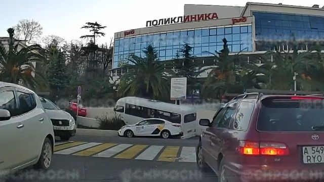 [動画0:42] 左折タクシーと衝突したバス、道路脇に突っ込む