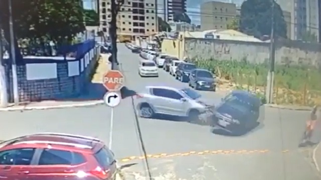 [動画0:20] 衝突した車が横転、自転車の男性が巻き込まれる
