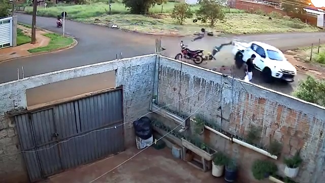 [動画1:05] 一時停止違反のピックアップトラック、バイクが衝突して吹っ飛ぶ