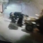[動画0:27] 雪下ろしをする男性、除雪車に撥ねられる