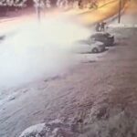 [動画0:57] 歩行者もビックリ、逃走車両が雪を舞い上げクラッシュ