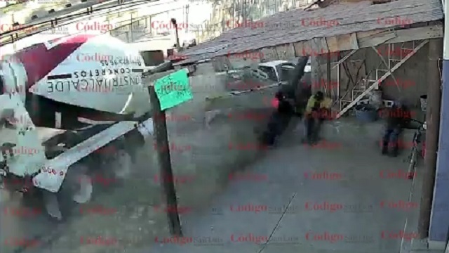 [動画0:21] 暴走するトラックミキサが衝突、道路脇の男性が巻き込まれる