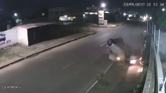 [動画1:02] 交差点で衝突された車が一回転しながらひっくり返る