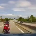 [動画0:35] 高速道路を逆走するバイク、猛スピードで正面衝突