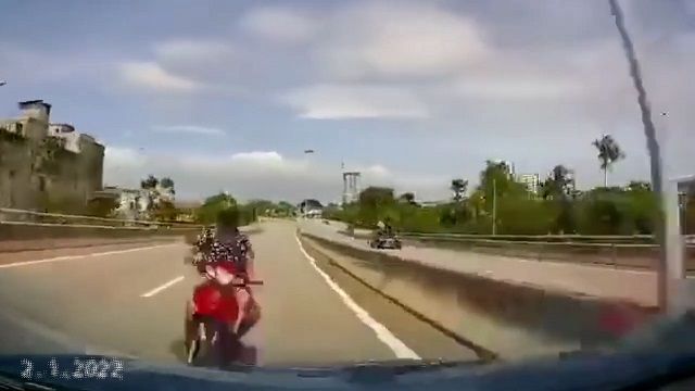 [動画0:35] 高速道路を逆走するバイク、猛スピードで正面衝突
