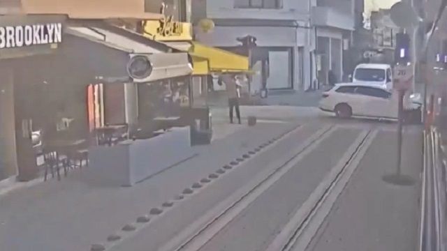 [動画0:31] トラムにドーン！夫婦の乗る車が突っ込む