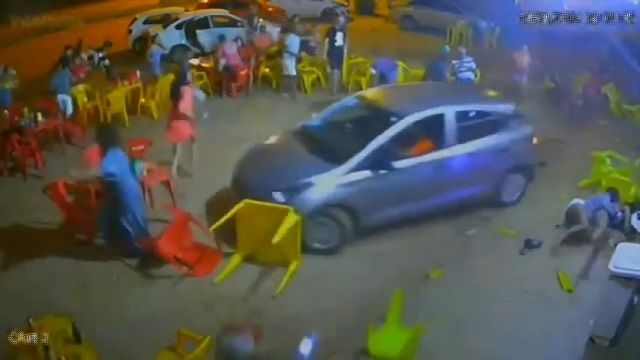 [動画0:39] 屋外のテーブル席で暴走する車、逃げ惑う人々