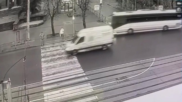 [動画0:36] 信号待ちをしていた男性、バス通過後に消える