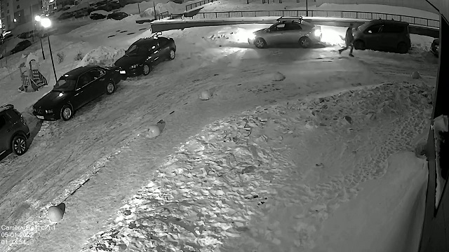 [動画1:38] 男が駐車中の車を次々に破壊していく