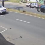 [動画0:46] 脇道から出てきた車と接触、中央分離帯に衝突して横転