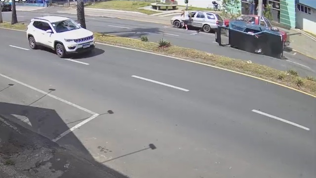 [動画0:46] 脇道から出てきた車と接触、中央分離帯に衝突して横転