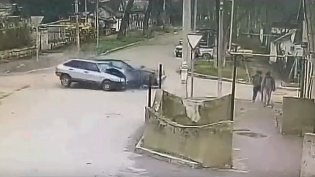 [動画0:30] 歩道に突っ込む二台の車、歩道には二人の歩行者が・・・