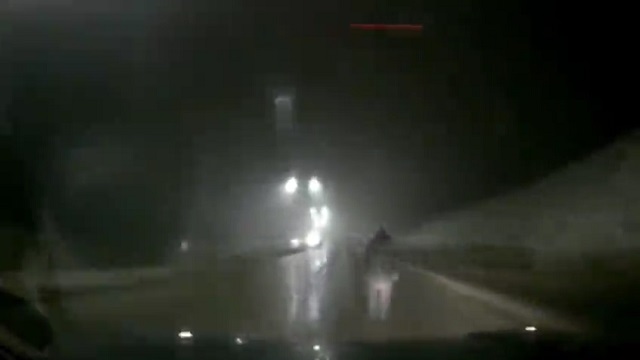 [動画0:25] 高齢男性、暗闇の車道を歩いて撥ねられる