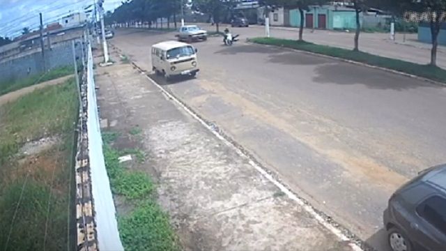 [動画0:28] バイクから女性が転落、接触したピックアップは走り去る