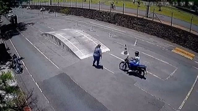 [動画0:12] ２４歳女性、バイクの教習中の事故で亡くなる