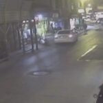 [動画0:32] 歩道を暴走する車、次々に歩行者を撥ねる