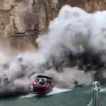[動画1:19] 景勝地の崖が崩落！観光客を乗せたボートに直撃・・・